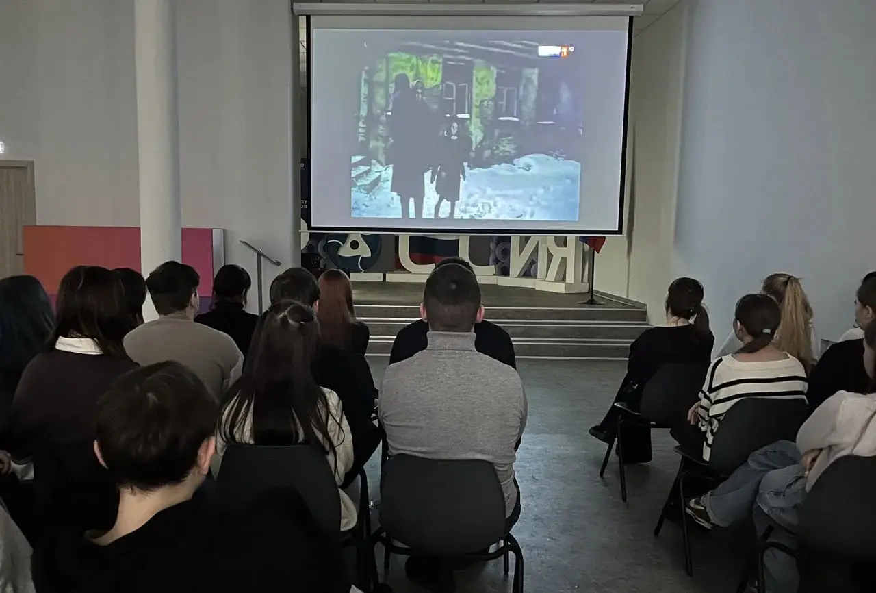 В рамках работы дискуссионного киноклуба «Эмпатия» для обучающихся был организован специальный просмотр художественного фильма «Крик тишины»